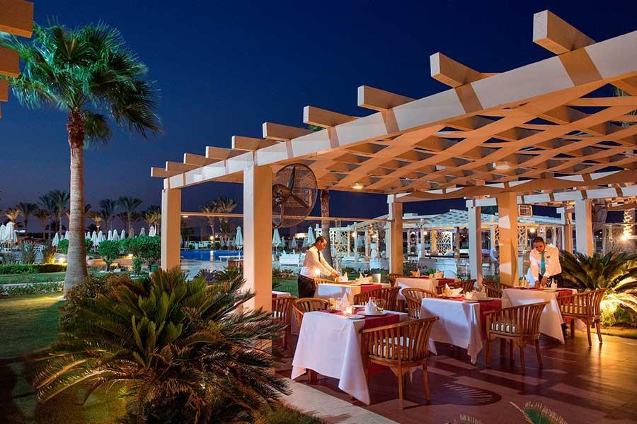 Premier Le Reve Hotel & Spa (Adults Only) Hurghada Exteriör bild The resort at night
