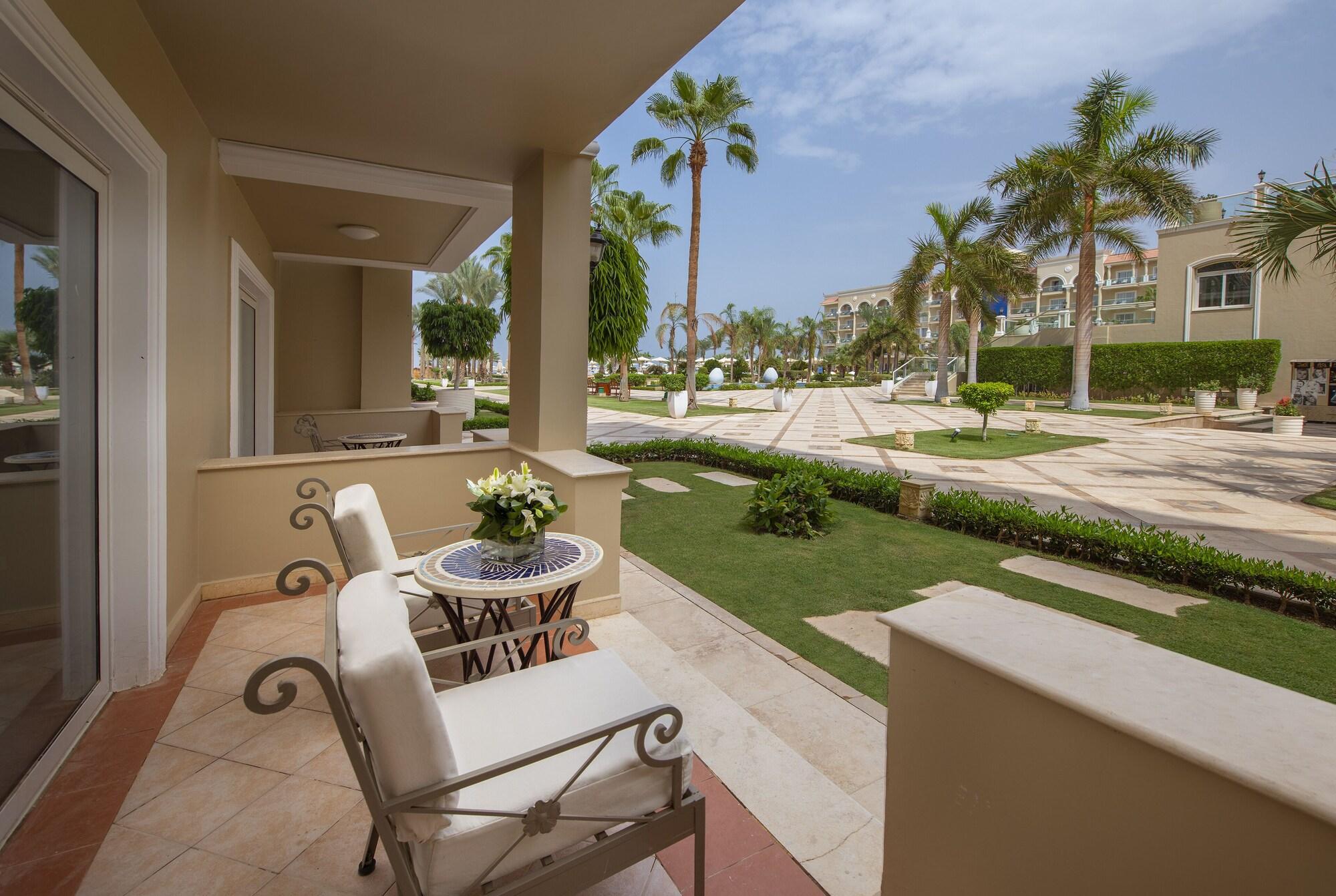 Premier Le Reve Hotel & Spa (Adults Only) Hurghada Exteriör bild Balcony of a suite at the Atlantis Paradise Island